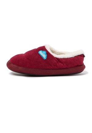 Weinroter Slip-On-Hausschuh mit weichem weißem Fellfutter und blauem wolkenförmigem Logo an der Seite, gepolsterter Sohle und abgerundetem Zeh.