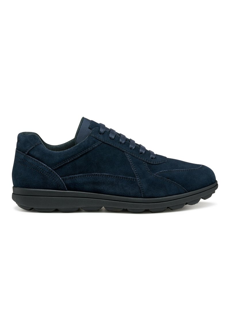 Sneakers in camoscio blu navy con design a punta bassa, dotati di punta rotonda, sei fori per i lacci e suola in gomma texturizzata per una buona aderenza.