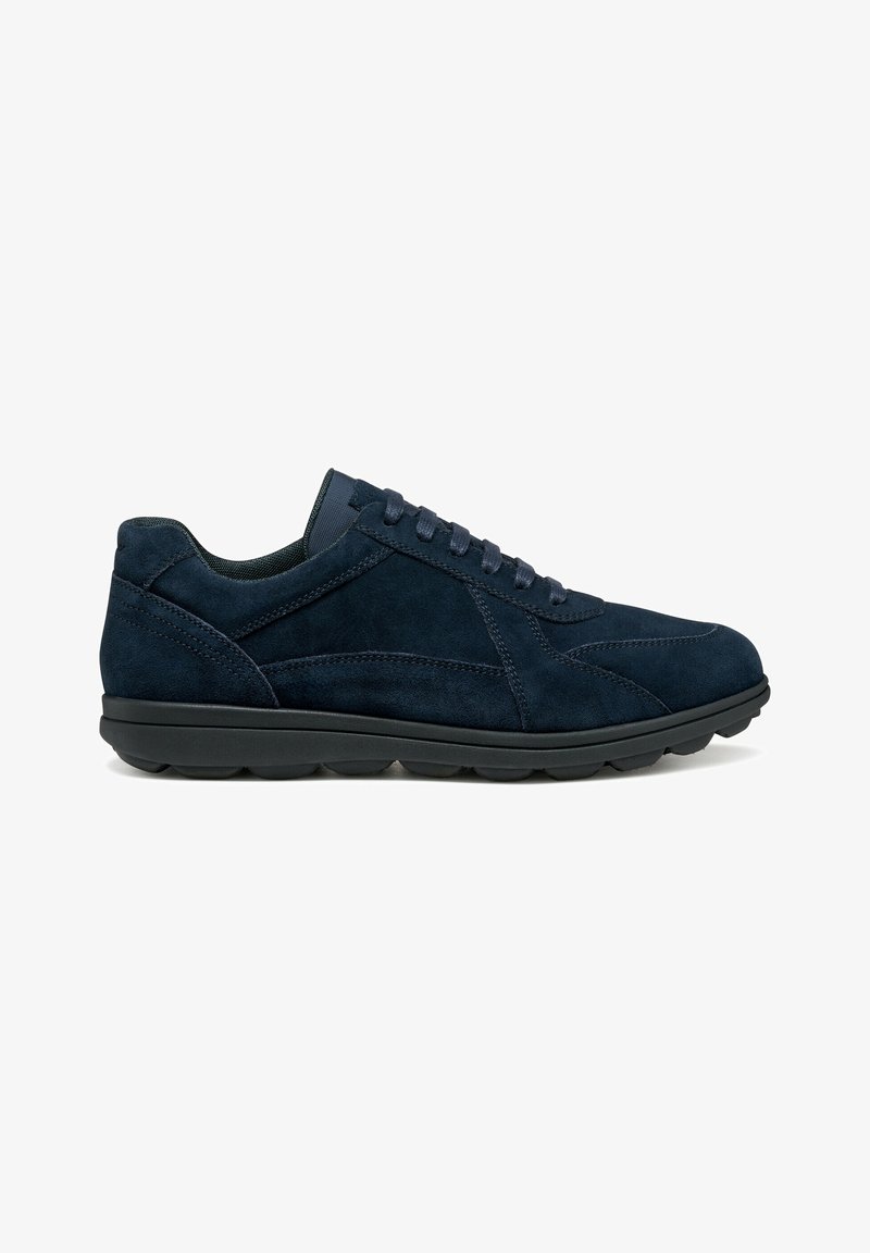 Sneakers in camoscio blu navy con design a punta bassa, dotati di punta rotonda, sei fori per i lacci e suola in gomma texturizzata per una buona aderenza.
