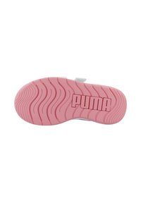 Semelle de sneaker Puma, en caoutchouc rose avec un motif en ondulation, texturée pour une meilleure adhérence, et logo en relief. Design épuré, forme arrondie et construction solide.