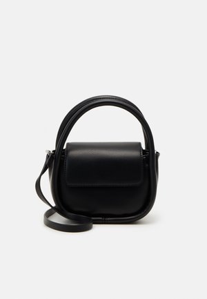 Musta nahkainen käsilaukku, jossa pyöreä yläkahva, etutasku läpällä ja irrotettava pitkä olkahihna yksivärisellä taustalla.