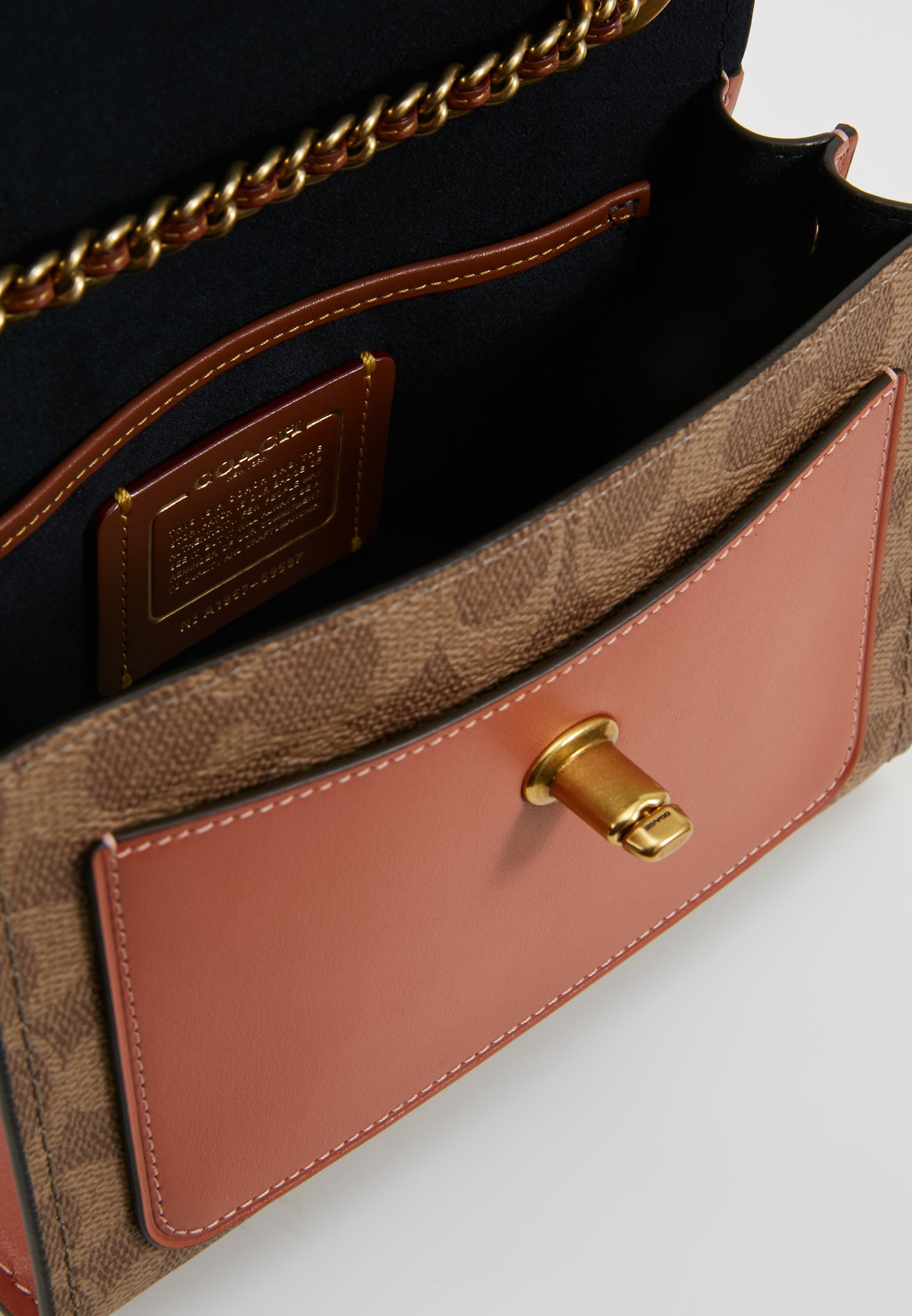 Coach SIGNATURE COLORBLOCK Skulderveske tan inklight Coach SIGNATURE COLORBLOCK Skulderveske tan inklight
