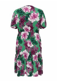 Grünes Blumenkleid mit kurzen Ärmeln, das große pinke und weiße Blumen, eine smockte Taille und ein geschichtetes Rockdesign aufweist.