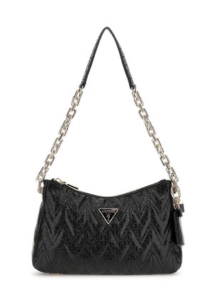 Sac à main noir Guess avec motif chevron, bandoulière à maillons, plaque logo triangulaire et fermeture éclair.