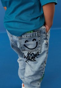Next GRAFFITI - Laza szabású farmerek - light blue denim