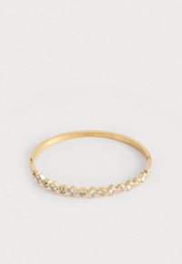 Bracciale rigido in oro con gemme trasparenti sfaccettate disposte in forme rettangolari e a diamante alternate sul fronte. Finitura superficiale liscia.