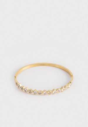Bracciale rigido in oro con gemme trasparenti sfaccettate disposte in forme rettangolari e a diamante alternate sul fronte. Finitura superficiale liscia.