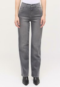 Graue Denim-Jeans mit geradem Schnitt, ausgestattet mit fünf Taschen, Gürtelschlaufen und subtiler Abnutzung. Schmal zulaufender Knöchelabschluss und Knopfverschluss.