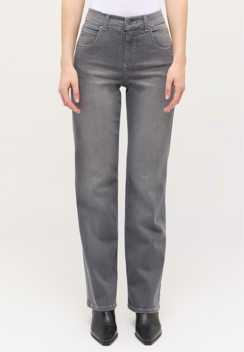Graue Denim-Jeans mit geradem Schnitt, ausgestattet mit fünf Taschen, Gürtelschlaufen und subtiler Abnutzung. Schmal zulaufender Knöchelabschluss und Knopfverschluss.