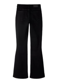 Svarta utsvängda jeans med en mjuk textur, femficksdesign och midjestorlek. Har en läderlapp på bakre midjebandet.