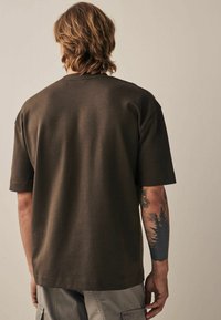 Next EDIT  - Basic póló - brown