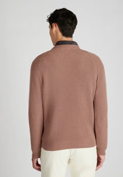 Strickpullover in staubigem Rosa, mit geripptem Muster und dunklem Kragen. Lange Ärmel mit lockerem Sitz, ergänzt durch einen geraden Saum.