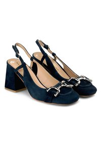 Décolleté in suede blu navy con tacco spesso, caratterizzati da un dettaglio a catena argentata sulla punta e un design con schiena aperta.