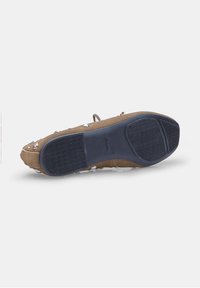Scarpa in suede marrone con suola in gomma blu strutturata. Presenta borchie decorative sulla tomaia. La vista posteriore mette in evidenza il design e i naturali schemi di grip della suola.