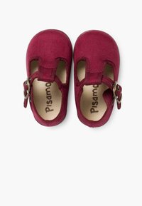 Zapatos de ante burdeos con laterales recortados, correa ajustable con hebilla de metal y plantillas acolchadas, con el nombre de la marca impreso en el interior.