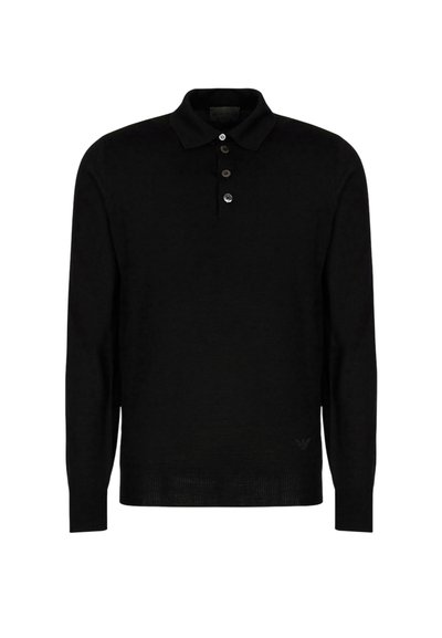 Polo shirt nero a maniche lunghe realizzato in un morbido tessuto a maglia. Caratterizzato da un colletto classico, un'apertura con tre bottoni e un discreto dettaglio del logo sull'orlo.