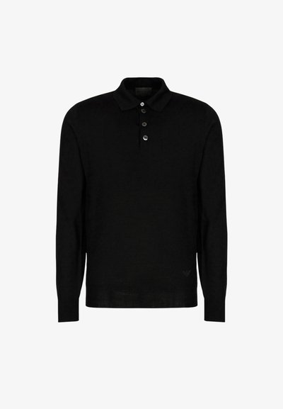 Polo shirt nero a maniche lunghe realizzato in un morbido tessuto a maglia. Caratterizzato da un colletto classico, un'apertura con tre bottoni e un discreto dettaglio del logo sull'orlo.