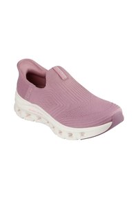 Zapato de mujer rosa tipo slip-on con parte superior de punto texturizado, puntera redondeada y suela blanca acolchada que presenta detalles recortados para mayor transpirabilidad.