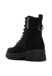 Botas de tobillo de ante negro con suela de plataforma gruesa, parte delantera con cordones, cremallera lateral y una lengüeta en la parte trasera. Textura suave y acentos mínimos.