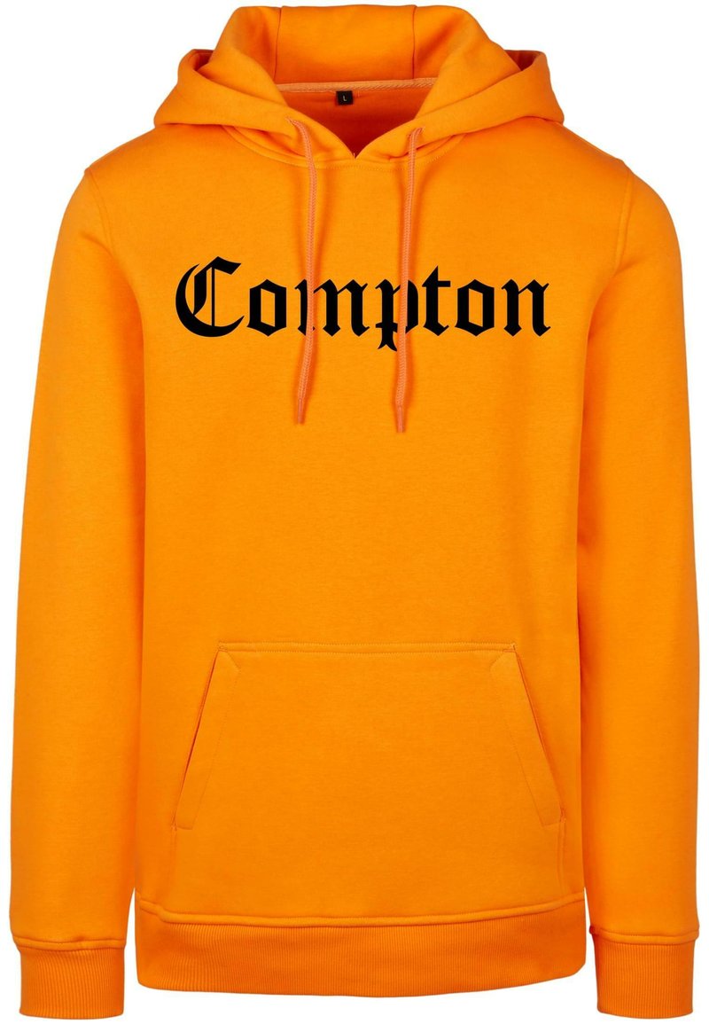 Sudadera con capucha naranja, hecha de tela suave, que presenta un bolsillo frontal y texto negro "Compton" en una fuente bold de estilo medieval.