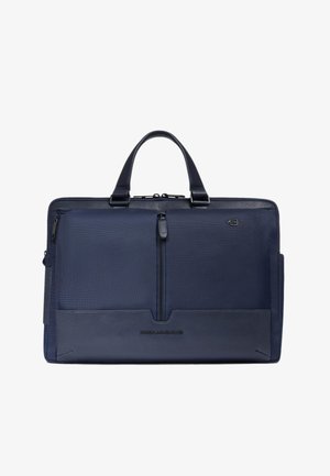 Sac d'ordinateur portable bleu marine en tissu texturé avec des accents en cuir. Dispose de poignées supérieures, d'une poche avant zippée et d'un détail avec logo.
