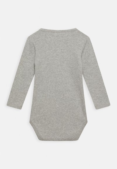 Bodysuit cinza de mangas longas feito de algodão suave, apresentando um decote redondo e um ajuste justo, com um fecho de pressão na parte inferior.