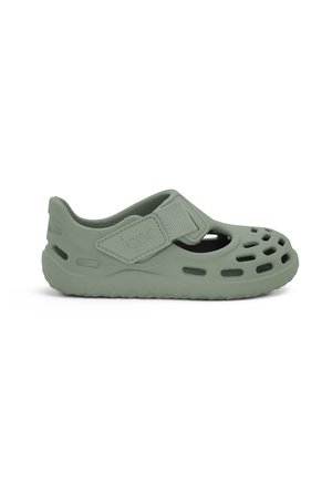 Lichtgroene gesloten casual schoen met ventilatiegaten, verstelbare band en platte zool ontworpen voor comfort en ademend vermogen.