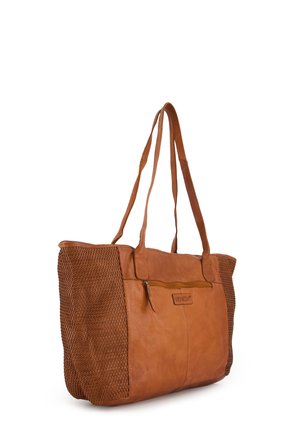 Brun læder tote bag med vævede sidepaneler, dobbelte skulderremme og en frontlomme med lynlås. Har et brandlogo på forsiden.