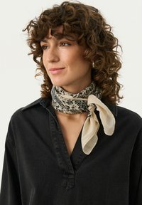 Part Two LOUI - Ruta - french oak paisley print