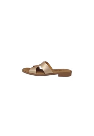 Sandalo beige piatto con ampie fasce traforate e tacco basso, mostrato di profilo su sfondo bianco.
