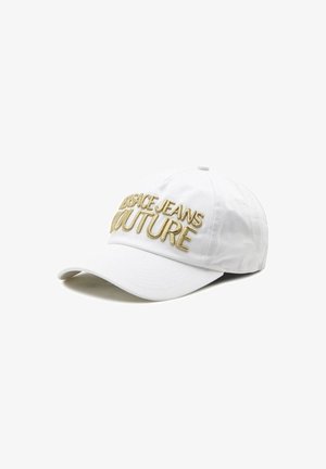 Casquette en coton blanc avec une visière recourbée et le texte doré brodé "VERSACE JEANS COUTURE" à l'avant. Présente une texture douce et un design décontracté.