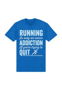 Camiseta de algodón azul con texto blanco y un gráfico de correr. El texto dice: "CORRER es solo una ADICCIÓN si intentas DEJARLO."