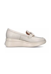Scarpa slip-on in pelle beige con punta arrotondata, fibbia decorativa e suola imbottita, leggermente sollevata per il comfort.