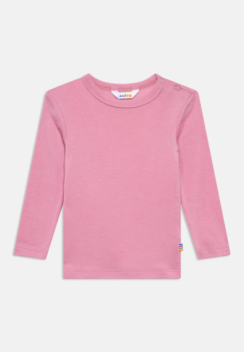 Μακρυμάνικο ροζ μπλουζάκι μωρού με δύο κουμπιά στον ώμο και μια μικρή πολύχρωμη ετικέτα στη πλευρική ραφή, τοποθετημένο επίπεδα σε λευκό φόντο.