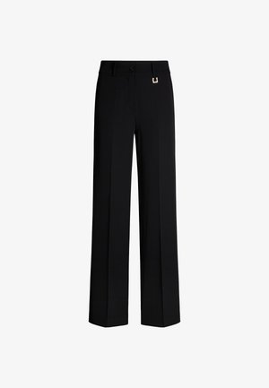 Pantalons noirs à jambe large en tissu lisse. Dotés d'une fermeture à bouton et d'un accent métallique doré à la taille. Coupe droite et ajustée.