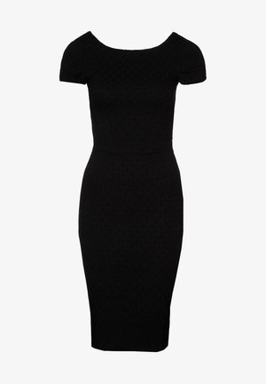Robe noire ajustée avec des manches courtes, encolure dégagée et motif texturé sur l'ensemble. Modèle mi-long ajusté à la taille.