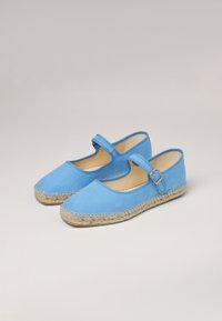 Espadrillas blu in suede con punta arrotondata, cinturino alla caviglia e suola in juta intrecciata. Texture liscia con dettagli di cucitura a contrasto lungo il bordo.