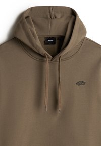 Brauner Hoodie aus weichem Stoff mit Kängurutasche, Zugbändern und minimalem Logodesign auf der Vorderseite. Glatte Textur und lockere Passform.