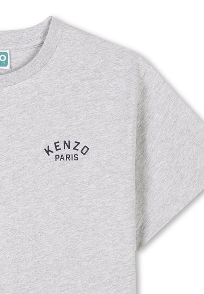 T-shirt en coton gris à manches courtes, avec un col rond et un logo "KENZO PARIS" bleu marine imprimé au-dessus de la poitrine gauche.