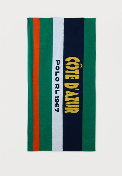Πετσέτα παραλίας με κάθετες ρίγες σε πράσινο, πορτοκαλί, ανοιχτό μπλε και ναυτικό μπλε, με τα κείμενα «Côte d'Azur» και «Polo RL 1967».