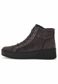 Hochschuh aus dunkelgrauem Wildleder mit einer klobigen schwarzen Gummisohle, ausgestattet mit Metallösen für die Schnürsenkel und vertikalen Rillen auf der Sohle.