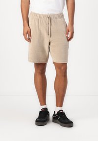Tommy Hilfiger - TERRY TOWELLING SWEATSHORT - Shorts - sandalwood Immagine in miniatura 1