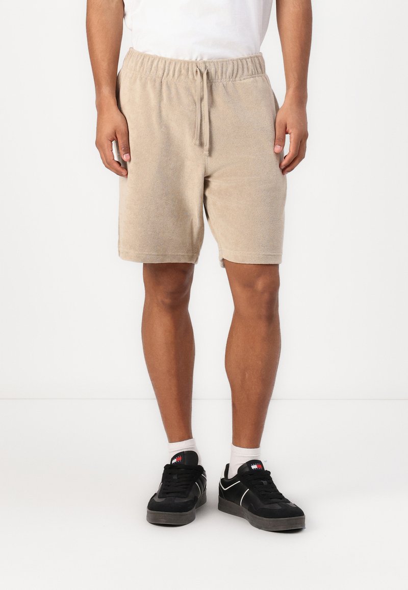 Tommy Hilfiger - TERRY TOWELLING SWEATSHORT - Shorts - sandalwood, Ingrandire