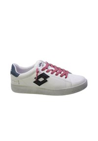 Sneaker in pelle bianca con lacci rosa, logo nero e accento grigio sul tallone. Presenta una suola in gomma grigia testurizzata e perforazioni per la traspirabilità.