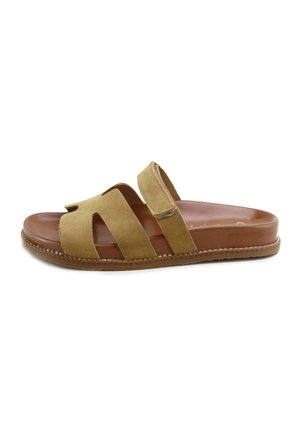 Sandalia de ante color tostado sin cierre con dos tiras anchas y suela plana marrón, diseñada para uso informal.