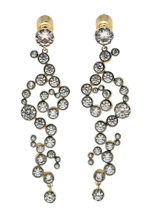 Boucles d'oreilles goutte ton or avec plusieurs pierres précieuses claires rondes disposées en un motif abstrait et ramifié.