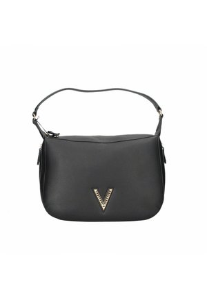 Borsa a tracolla in pelle nera con texture liscia, caratterizzata da un emblema triangolare dorato sul davanti e una sola tracolla regolabile.