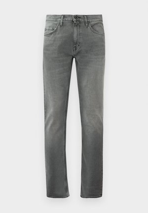 Grå slim-fit jeans med frontlommer og knaplukning, vist på en hvid baggrund.