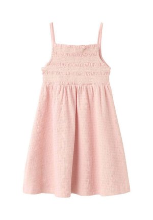 Robe rose clair sans manches avec fines bretelles et corsage smocké texturé, déclinée en jupe froncée.