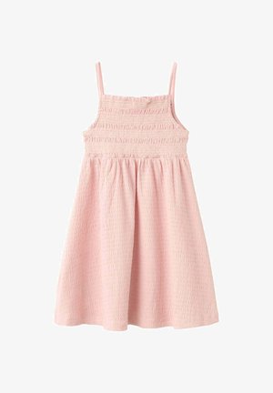 Lyserød ærmeløs kjole med tynde stropper og en tekstureret, smocket bodice, der flyder ud i et samlet skørt.